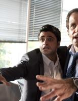Ferchert (Helmfried von Lüttichau, r.) und Andreas (Maximilian Grill, l.) können es nicht glauben: Mick und Meisner prügeln sich im Labor ... © SAT.1