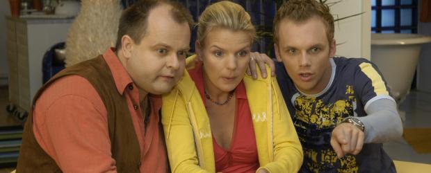 Die "Dreisten Drei" v.l.n.r.: Markus Majowski, Mirja Boes und Ralf Schmitz im Banne des Fernsehers ... © Oliver S. Sat.1 Die "Dreisten Drei" v.l.n.r.: Markus Majowski, Mirja Boes und Ralf Schmitz im Banne des Fernsehers ... © Oliver S. Sat.1