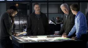 Common Law - Travis (Michael Ealy, l.) und Wes (Warren Kole, r.) ermitteln mit ihren Mentoren Fred (Kevin Tighe, 2.v.r.) und Dan (Jeff Fahey, 2.v.l.) an einem wichtigen Mordfall und sehen in ihren Ratgebern ihre eigenen Probleme reflektiert ... © USA Network