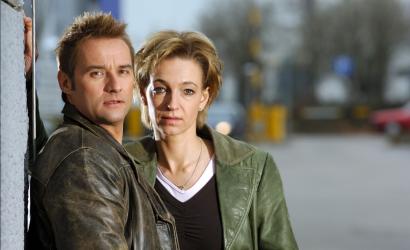 Kommissar Bernd Kuhnt (l.) und seine Kollegin Conny Niedrig (r.) ermitteln im Team. © Sat.1