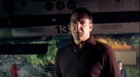 Jason Gideon (Mandy Patinkin) und sein BAU-Team untersuchen einen Bombenanschlag auf einen Verkehrsbus in Seattle, der von einem militanten Technologiegegner verübt worden ist. © Touchstone Television