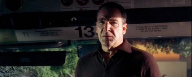 Jason Gideon (Mandy Patinkin) und sein BAU-Team untersuchen einen Bombenanschlag auf einen Verkehrsbus in Seattle, der von einem militanten Technologiegegner verübt worden ist. © Touchstone Television Jason Gideon (Mandy Patinkin) und sein BAU-Team untersuchen einen Bombenanschlag auf einen Verkehrsbus in Seattle, der von einem militanten Technologiegegner verübt worden ist. © Touchstone Television