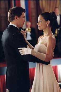 First Daughter - Date mit Hindernissen - Als die streng bewachte Präsidentinnentochter Samantha (Katie Holmes, r.) den Kommilitonen James (Marc Blucas, l.) kennen lernt, verliebt sie sich Hals über Kopf in den attraktiven Jüngling ... © Epsilon Motion Pictures GmbH