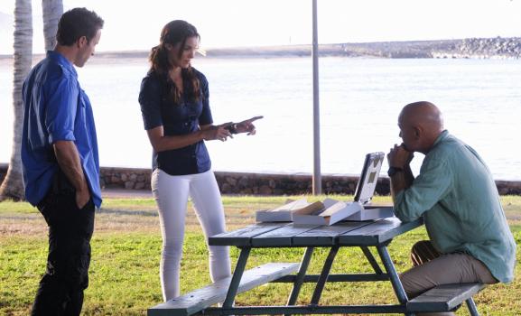 Hawaii Five-0 - Um im Fall Wo Fat weiterzukommen steht Kensi (Daniela Ruah, M.) Joe (Terry O'Quinn, r.) und Steve (Alex O'Loughlin, l.) bei ... © TM &   CBS Studios Inc. All Rights Reserved.
