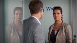 Der Feind in meinem Leben - Ein Wolf im Schafspelz: In der Sorge, erneut Opfer eines Stalkers zu werden, erlaubt Katarina Witt (Katarina Witt, r.) dem rührigen Polizisten Martin Breiler (Matthias Koeberlin, l.), auf sie ein wenig aufzupassen. Sie ahnt nicht, dass sie sich den Feind damit direkt ins Haus holt ... © Conny Klein SAT. 1