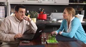 Pastewka - Machen einen schockierende Entdeckung im Internet: Bastian (Bastian Pastewka, l.) und Anne (Sonsee Neu, r.) ... © Guido Engels SAT.1