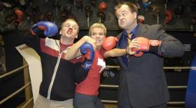 Markus (r.) und Ralf (l.) wollen spielerisch die legendären Kampfszenen zwischen Max Schmeling und Joe Louis nachstellen und geraten dabei wirklich aneinander. © Sat.1