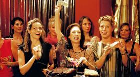 Nicht nur Sandra (Rebecca Immanuel, l.) und Patricia (Barbara Demmer, r.) gefällt die Strip-Show, auch Richterin Rosenberg (Daniela Ziegler, M.) ist nicht zu bremsen ... © Sat.1
