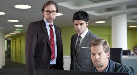 Der letzte Bulle - Was ist mit Dr. Wolfgang Klein (Nicki von Tempelhoff, l.), der sich ebenfalls als einer der Gekündigten entpuppt?. Schon bald finden die beiden Ermittler Mick (Henning Baum, r.) und Andreas (Maximilian Grill, M.) heraus, dass er mit der Ermordeten intensiver als bekannt war, als er zugeben möchte ... © SAT.1