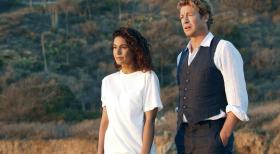 The Mentalist - Patrick Jane (Simon Baker, r.) hofft, von Lorelei Martins (Emmanuelle Chriqui, l.) etwas über Red John zu erfahren. Doch wird sie ihm helfen? © Warner Bros. Television