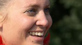 Schicksale - und plötzlich ist alles anders - Die 33-Jährige Konditorin Katie liebt ihr Leben. Ihr wohlhabender Verlobter Benno Staamann, Alleinerbe einer Confiserie-Kette, trägt sie auf Händen. Doch das Schicksal nimmt seinen Lauf, als Katie kurz vor ihrer Hochzeit ihre erste große Liebe wiedertrifft ... © SAT.1