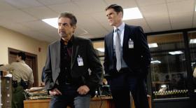 Criminal Minds - Müssen eine Serie brutaler Einbrüche und Morde in kalifornischen Vorstädten aufklären: Rossi (Joe Mantegna, l.) und Hotch (Thomas Gibson, r.) ... © ABC Studios