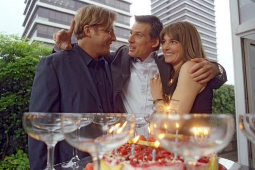 Die Braut von der Tankstelle - Ausgerechnet an seinem 35. Geburtstag erfährt Felix (René Steinke, M.) so einiges über Ehefrau Sabine (Nicole Marischka, r.) und Geschäftspartner Matz (Martin Klempnow, l.) ... © Sat.1