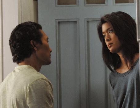 Hawaii Five-0 - Chin (Daniel Dae Kim, l.) sorgt sich nach wie vor um Kono (Grace Park, r.) und versichert ihr, dass er  immer für sie da zu sein wird, wenn sie reden will ... © TM &   CBS Studios Inc. All Rights Reserved.