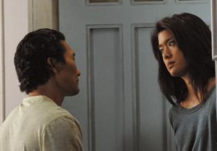 Hawaii Five-0 - Chin (Daniel Dae Kim, l.) sorgt sich nach wie vor um Kono (Grace Park, r.) und versichert ihr, dass er  immer für sie da zu sein wird, wenn sie reden will ... © TM &   CBS Studios Inc. All Rights Reserved.