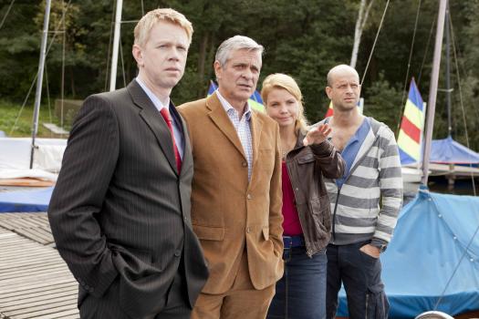 Danni Lowinski - Wird Danni (Annette Frier, 2.v.r.) es schaffen und Segellehrer Jürgen Zimmermann (Benjamin Morik, r.), Betreuer Ra Lindner (Thomas Morris, l.) und den Richter (Dietrich Adam, 2.v.l.) davon überzeugen können, dass ihre Mandanten den Segelturn schaffen können? © SAT.1