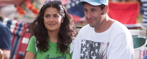 Kindsköpfe - Seit vielen Jahren hat Lenny (Adam Sandler, r.) großen Erfolg als Produzent in Hollywood und ist verheiratet mit der erfolgreichen Modedesignerin Roxanne Chase-Feder (Salma Hayek, l.). Doch auch bei ihm läuft nicht alles rund, denn er hat zwei Söhne und eine kleine Tochter, die nur nervig sind ... © 2010 Columbia Pictures Industries, Inc. and Beverly Blvd LLC. All Rights Reserved.