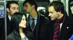 Elementary - Der Meisterdetektiv Sherlock Holmes (Jonny Lee Miller, r.) hatte New York eigentlich nur für einen Aufenthalt in einer Entzugsklinik besucht, hat sich dann jedoch dazu entschlossen, vor Ort zu bleiben. Dr. Joan Watson (Lucy Liu, l.), früher Chirurgin, begleitet ihn auf Schritt und Tritt, um sicherzustellen, dass er nicht wieder rückfällig wird ... © CBS Television