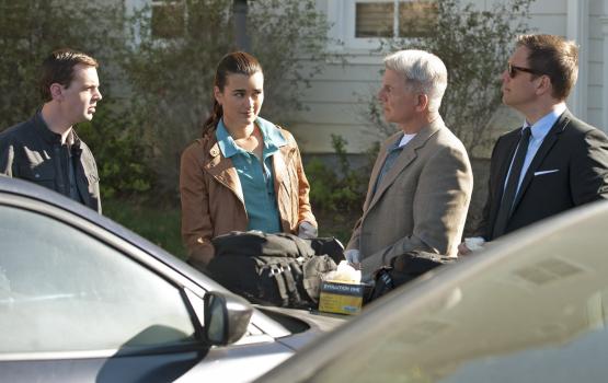 Navy CIS - Ein neuer Fall beschäftigt McGee (Sean Murray, l.), Ziva (Cote de Pablo, 2.v.l.), Gibbs (Mark Harmon, 2.v.r.) und Tony (Michael Weatherly, r.) ... © 2012 CBS Broadcasting Inc. All Rights Reserved.