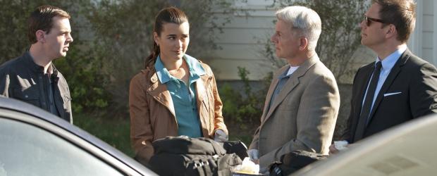 Navy CIS - Ein neuer Fall beschäftigt McGee (Sean Murray, l.), Ziva (Cote de Pablo, 2.v.l.), Gibbs (Mark Harmon, 2.v.r.) und Tony (Michael Weatherly, r.) ... © 2012 CBS Broadcasting Inc. All Rights Reserved.