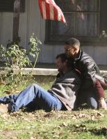 Special Agent Derek Morgan (Shemar Moore, r.) versucht William Copeland (Dwier Brown, l.) zurückzuhalten ... © Touchstone Television