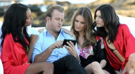 Hawaii Five-0 - Während Max bei einem Bankbesuch in einen Überfall gerät, hat Danny (Scott Caan, 2.v.l.) die äußerst delikate Aufgabe zu erledigen, die schönsten Frauen (Jacquelyn Jablonski, r., Jasmine Tookes, l. und Behati Prinsloo, 2.v.r.) der Welt vor einer Stalkerin zu beschützen ... © 2012 CBS Broadcasting, Inc. All Rights Reserved.