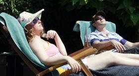 Was gibt es Schöneres als einen entspannten, sonnigen Tag im Garten - einfach mal die Seele baumeln lassen und an nichts denken. Schade nur, wenn die eigene Ehefrau mit nervigen Fragen zum unnötigen Störfaktor wird. (v.l.n.r. Nina Vorbrodt, Hanno Friedrich) © Sat.1