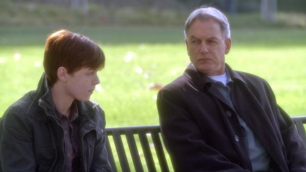 Nick Peyton (Cameron Monaghan, l.) soll seine Eltern er mordet haben. Gibbs (Mark Harmon, r.) und sein Team vernehmen den Jungen, um an die Hintergründe zu kommen ... © CBS Television