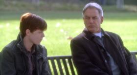 Nick Peyton (Cameron Monaghan, l.) soll seine Eltern er mordet haben. Gibbs (Mark Harmon, r.) und sein Team vernehmen den Jungen, um an die Hintergründe zu kommen ... © CBS Television