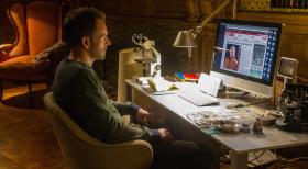 Elementary - Versucht alles, um einen neuen Fall aufzudecken: Sherlock Holmes (Jonny Lee Miller) ... © CBS Television Elementary - Versucht alles, um einen neuen Fall aufzudecken: Sherlock Holmes (Jonny Lee Miller) ... © CBS Television