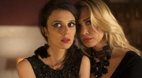 Der letzte Bulle - Haben Sunny (Lara Isabelle Rentinck, r.) und Olga (Anne Bolik, l.) etwas mit dem Mord an einem Freier zu tun? Mick und Andreas geben alles, um dies herauszufinden ... © Martin Rottenkolber SAT.1