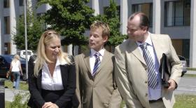 Unter den spöttischen Bemerkungen ihrer Kollegen Mathias (Mathias Schlung, M.) und Markus (Markus Majowski, r.) versucht Janine (Janine Kunze, l.) mit ihrem Tretroller auf dem Tretroller-Frauenparkplatz richtig einzuparken. © Sat.1