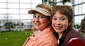 Weibsbilder - Der Vorteil beim Golf: Man (Mackie Heilmann, l.; Sabine Menne, r.) trifft interessante Leute. © Christopher Adolph Sat.1