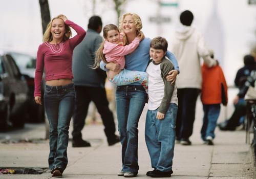 Liebe auf Umwegen - Nach dem Tod der Schwester "erbt" die quirlige, partyfreudige New Yorker Model-Agentin Helen (Kate Hudson, 2.v.r.) die drei Kinder (Hayden Panettiere, l., Spencer Breslin, r. und Abigail Breslin, 2.v.l.) der Verstorbenen. Zuerst versucht sie, Kinder und Job unter einen Hut zu bringen, doch bald wird klar, dass das nicht gut geht ... © Touchstone Pictures. All rights reserved