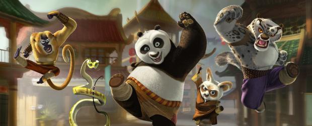 Kung Fu Panda - Unerwartet wird er ausgewählt, um eine alte Prophezeiung zu erfüllen. Doch dafür muss der große Panda Po (M.) eine alte Kampfkunst erlernen. Mit von der Partie sind seine Freunde, die "Furiosen Fünf" (v.l.n.r.): Affe, Schlange, Shifu, Tiger. © Paramount Pictures
