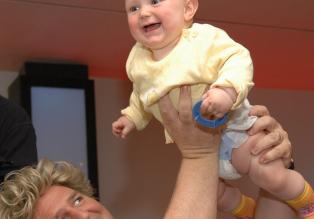 Markus Maria Profitlich hat mit Kindern viel Spaß. © Sat.1