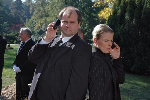 Markus (Markus Majowski, l.) und Mirja (Mirja Boes, r.) erleben ein recht skurriles Begräbnis. © Sat.1