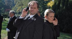 Markus (Markus Majowski, l.) und Mirja (Mirja Boes, r.) erleben ein recht skurriles Begräbnis. © Sat.1