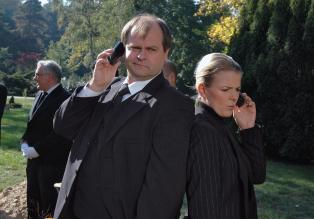 Markus (Markus Majowski, l.) und Mirja (Mirja Boes, r.) erleben ein recht skurriles Begräbnis. © Sat.1