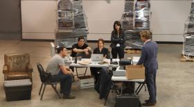 The Mentalist - Patrick (Simon Baker, r.) nimmt Abschied von seinen Kollegen Teresa (Robin Tunney, 2.v.r.), Kimball (Tim Kang, 2.v.r.), Wayne (Owain Yeoman, l.) und Grace (Amanda Righetti, M.) ... © Warner Bros. Television