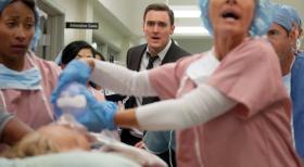 The Mentalist - Rigsbys (Owain Yeoman, M.) Vater Steve (William Forsythe, liegend) verletzt am Schauplatz eines Verbrechens aufgefunden und ringt nun mit seinem Leben. Doch wird er überleben? © Warner Bros. Television