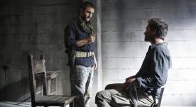 Um Ziva zu finden, die am Horn von Afrika gefangen genommen wurde, reisen Tony (Michael Weatherly, r.) und McGee nach Nordafrika und lassen sich mit Absicht von den Terroristen (Omid Abtahi, l.) gefangen nehmen ... © CBS Television