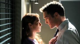Special Agent Hightower stellt die Agents Rigsby (Owain Yeoman, r.) und van Pelt (Amanda Righetti, l.) vor die Wahl, entweder deren sexuelle Beziehung miteinander zu beenden, oder über eine Versetzung eines der Agents nachzudenken ... © Warner Bros. Television