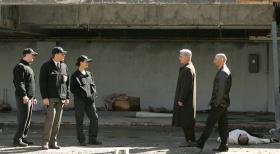 Gemeinsam wollen sie den Gangsterboss Jonathan Siravo und sein Verbrecher-Imperium hochgehen lassen: CIA-Agent Kort (David Dayan Fisher, r.), Gibbs (Mark Harmon, 2.v.r.), Ziva (Cote de Pablo, M.), Tony (Michael Weatherly, 2.v.l.) und McGee (Sean Murray, l.) ... © CBS Television
