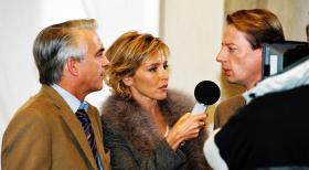 Edel & Starck - Die Reporterin (Gundis Zambo, M.) interviewt Vanderheiden (Luc Veit, r.) und Felix (Christoph M. Ohrt, l.). © Hardy Spitz Sat.1