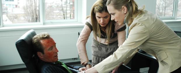 Die frisch gefeuerten Anna (Anke Engelke, M.) und Corinna (Eva Meier, r.) machen ihrem Ex-Chef Hans-Jürgen Weber (Peter Lohmeyer, l.) als Racheengel ordentlich Feuer unterm Hintern. © Martin Lässig Sat.1 Die frisch gefeuerten Anna (Anke Engelke, M.) und Corinna (Eva Meier, r.) machen ihrem Ex-Chef Hans-Jürgen Weber (Peter Lohmeyer, l.) als Racheengel ordentlich Feuer unterm Hintern. © Martin Lässig Sat.1