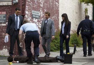 Als der Gefängniswärter Walton Parsell in einer Gasse von Hangtree, Kalifornien, erstochen aufgefunden wird, beginnen Wayne (Owain Yeoman, l.), Patrick (Simon Baker, M.) und Teresa (Robin Tunney, 2.v.r.) mit den Ermittlungen ... © Warner Bros. Television
