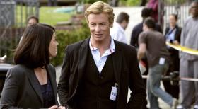 Patrick Jane (Simon Baker, r.), Medium und Berater bei der Polizei, wird mitsamt seiner Kollegin Teresa Lisbon (Robin Tunney, l.) zu einem Einsatzort gerufen. Zwei Ärzte wurden ermordet. Gemeinsam sollen sie nun nach dem Täter fahnden ... © Warner Bros. Television