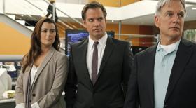 Ermitteln in einem neuen Fall: Gibbs (Mark Harmon, r.), DiNozzo (Michael Weatherly, M.) und Ziva (Cote de Pablo, l.) ... © CBS Television