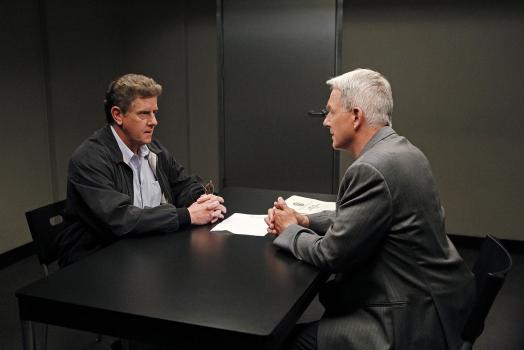 Navy CIS - Gibbs (Mark Harmon, r.) und sein Team ermitteln in einem neuen Fall und stoßen dabei auf Vince Westfal (Sam McMurray, l.). Doch hat er etwas damit zu tun? © CBS Television